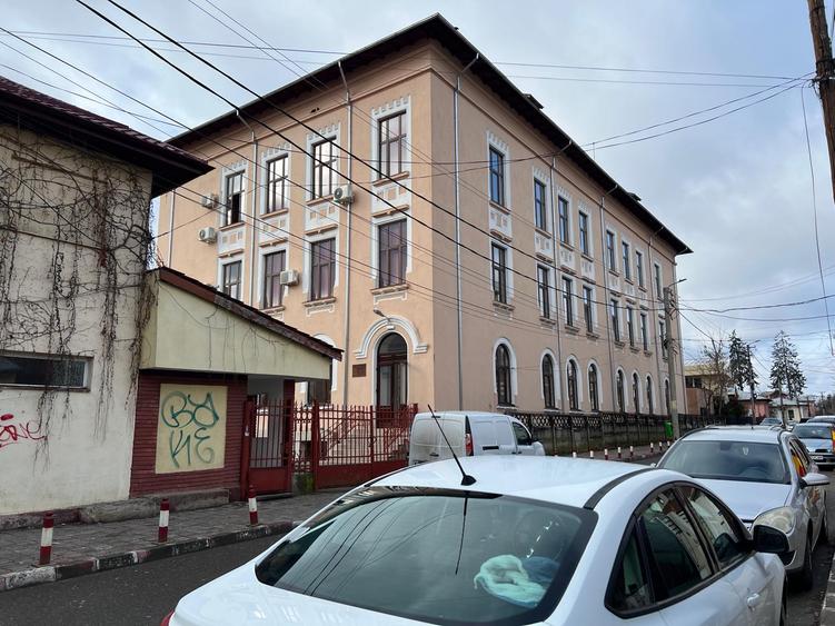 Targoviste - central, strada Justitiei,casa cu teren 500 mp