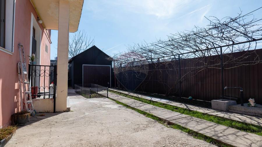Afumati - vanzare casa si anexe cu teren intravilan, suprafata 700 mp