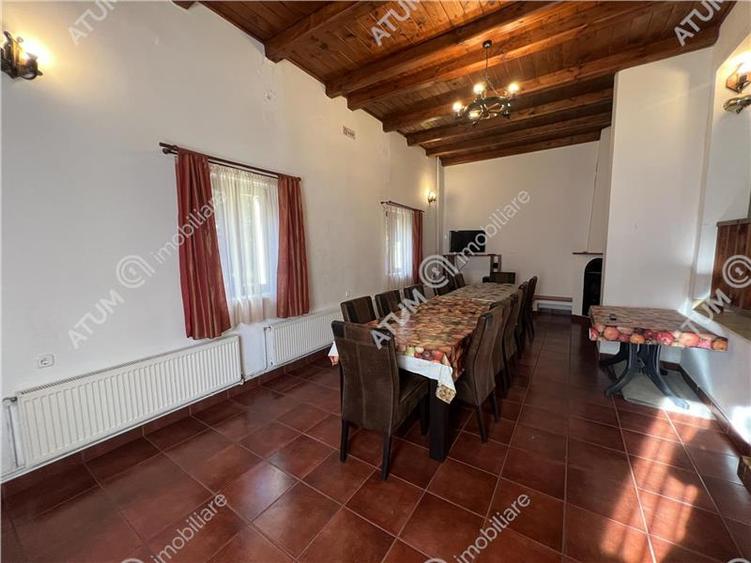 Pensiune de 7 camere cu 5 bai si teren de 377mp situata in Paltinis