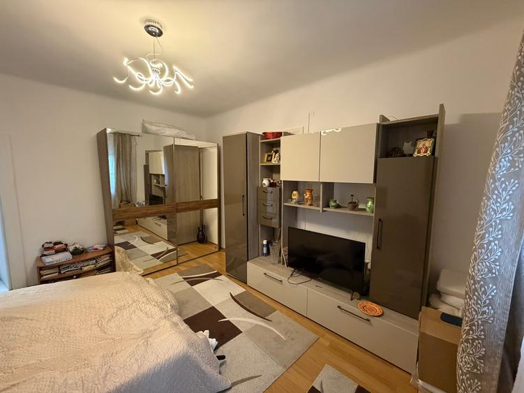 Apartament 3 camere, etajul 2, 78mp, 2 balcoane, bloc interbelic