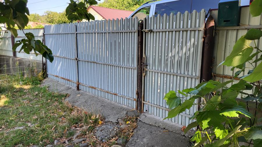 Casă de vânzare în mediul rural – liniște, natură și confort
