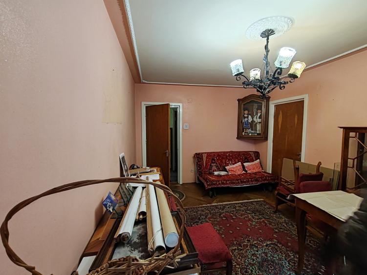 Apartament 3 camere liber la vanzare zona Vlahuta
