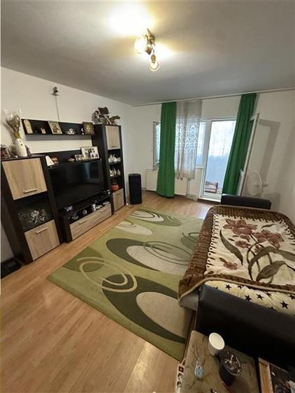 Decomandat cu 2 bai si 2 balcoane la etajul 1 bloc izolat