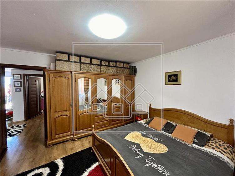 Casa individuala in Sura Mare cu 2 garaje, 2 terase si teren de 493 mp