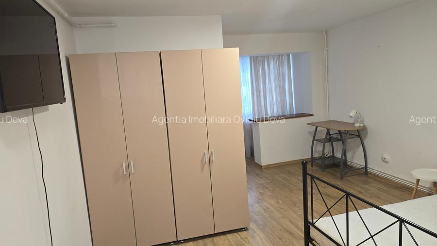 Inchiriez garsoniera in Deva, zona Dacia, parter, bloc de 4 etaje, mobilata - 2