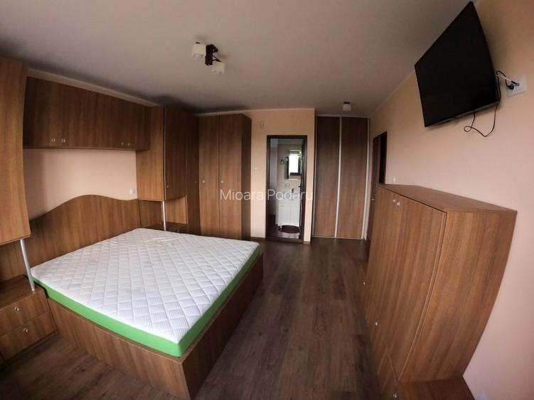 Casa cu etaj, mansarda, curte, 3 dormitoare, 3 camere de zi, 4 bai. Com. Smardan