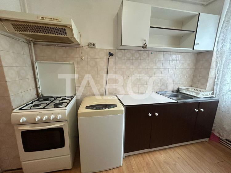 Apartament 3 camere 60 mpu cu balcon si pivnita in zona Mihai Viteazu