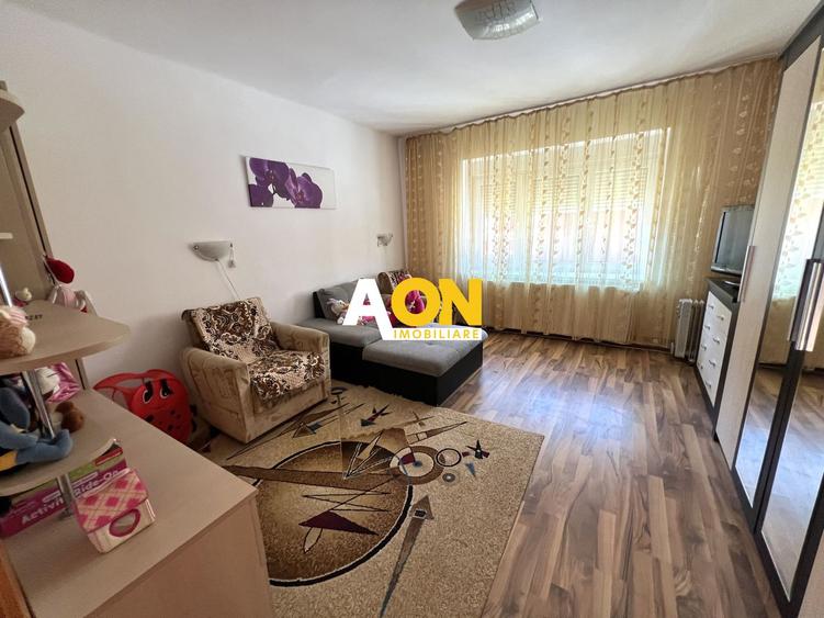 Casa de vanzare pretabila 2 familii, garaj, livada, comuna Pianu