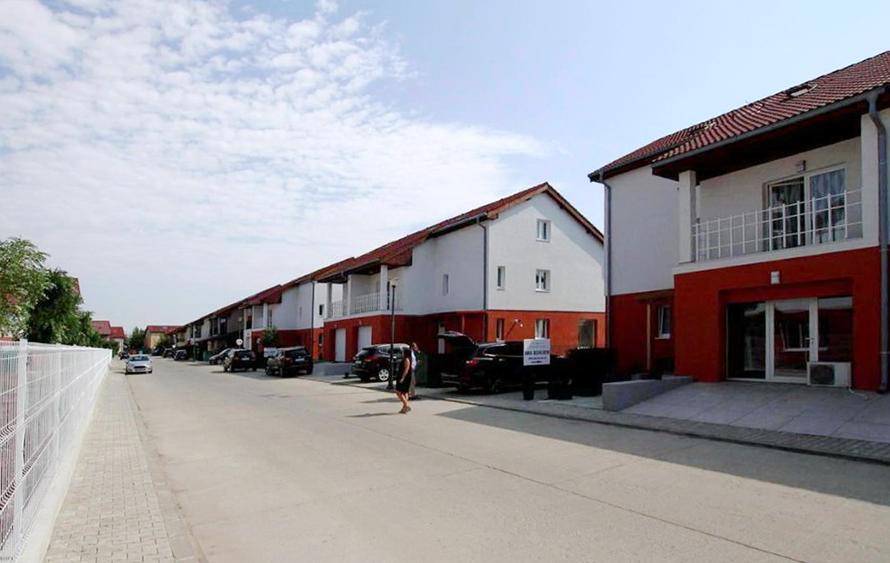 Casa de vanzare American Village, 5 camere, renovata, parcari, statie EV