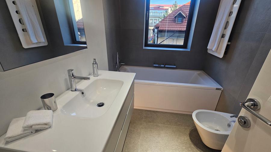 Romana, imobil boutique, impecabil, terasa 100 mp, lux, constructie 2026.