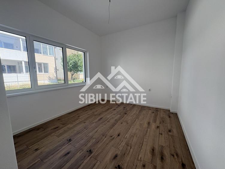 Apartament 3 camere la parter – ideal locuinta sau spatiu comercial