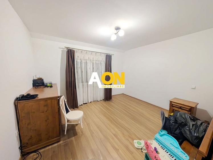 Casă tip înșiruit, D+P+M, 4 camere, garaj, 214 mp teren, zona Centru