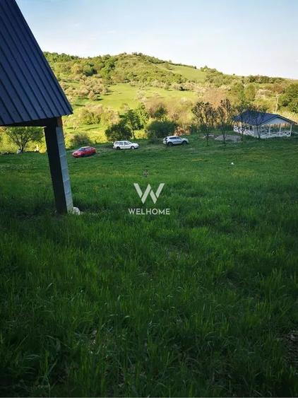 Teren cu cabane A-Frame și priveliște către Munții Făgăraș