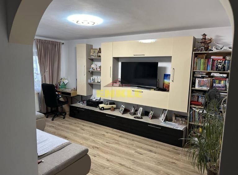 De vanzare apartament cu 3 camere, zona Mall.