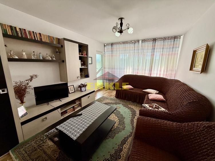 Apartament spațios de vânzare – Zona Școala 16