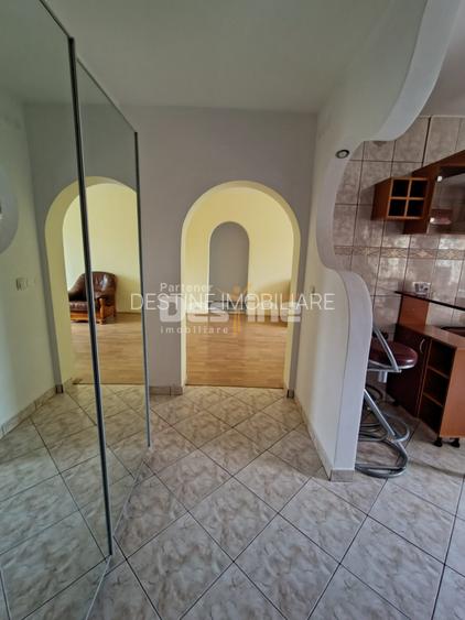 Apartament de vânzare, zona PODU ROȘ, 3 camere, semidecomandat, etaj 1 - 9