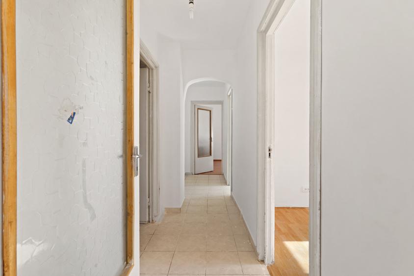 Apartament cu 3 camere de vânzare în Mangalia, 600 m până la plajă .