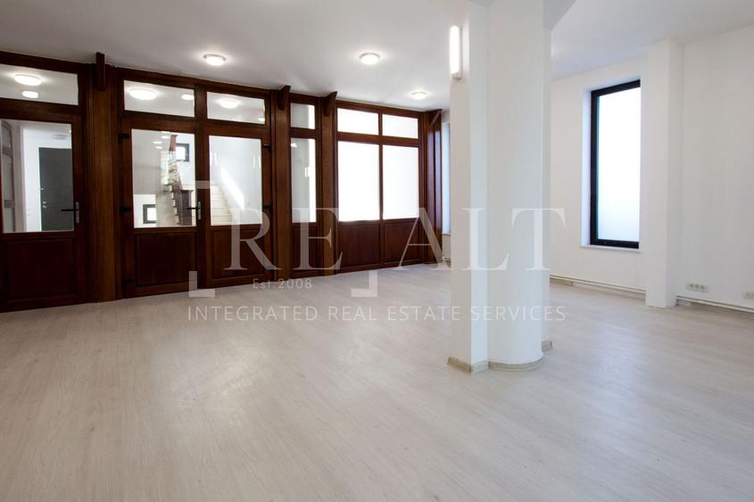 Inchiriere casa, vila 7 camere | Individuala, Renovata, Curte | Campul Pipera