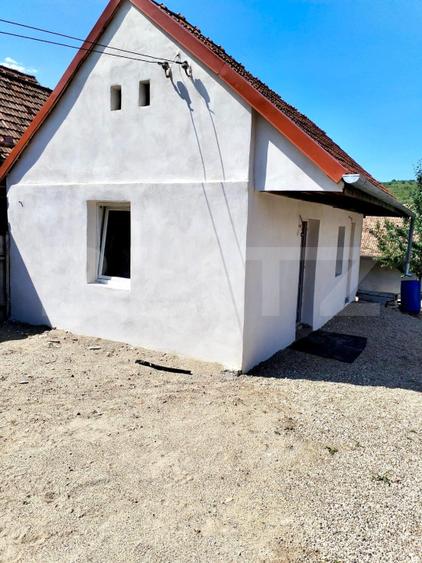 „Casă accesibilă în Aiud – 2 camere, zonă liniștită, potențial mare”