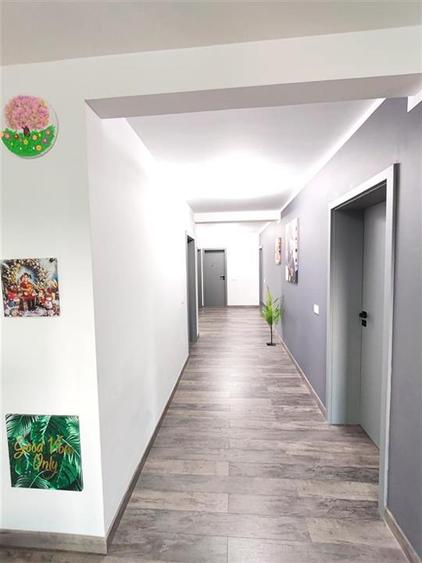 Casa moderna, singura in curte - Izvor