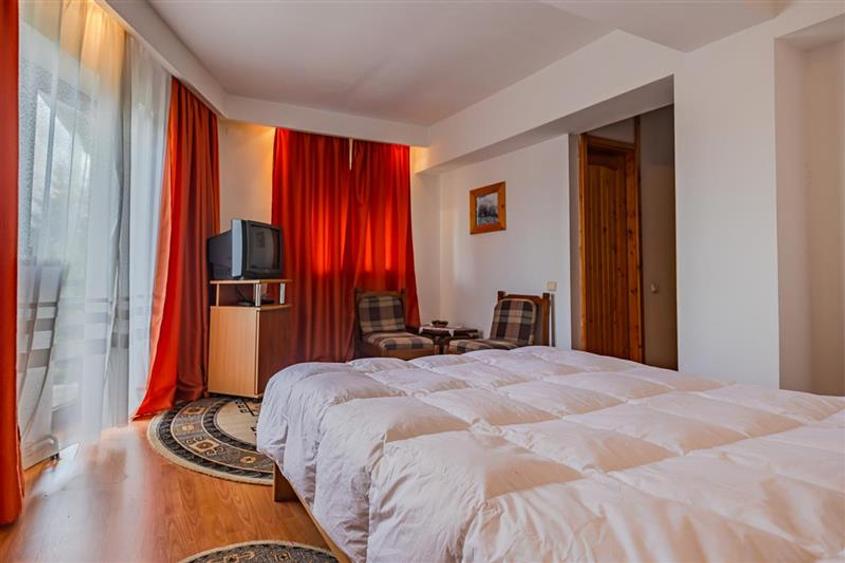 Vila 7 camere,250 mp,semineu,terase,800 mp teren,rezidential/ turistic,Predelut,