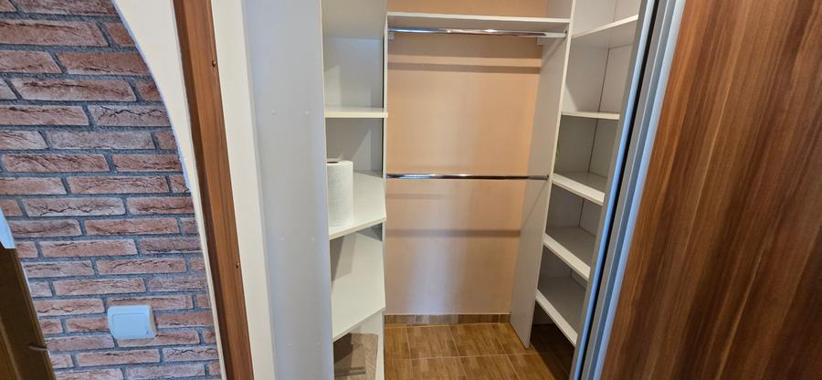 2 camere de vanzare , etaj superior, central Focsani