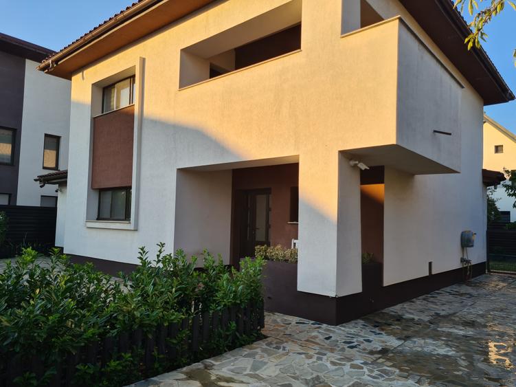 OMNIA-Proprietati alese! Casa ta. Asfalt,canalizare. Spatioasa, surprinzatoare!