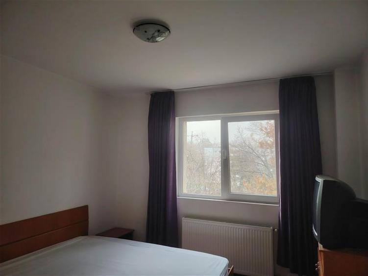 Apartament cu 3 camere, mobilat, centrala termica, zona nord