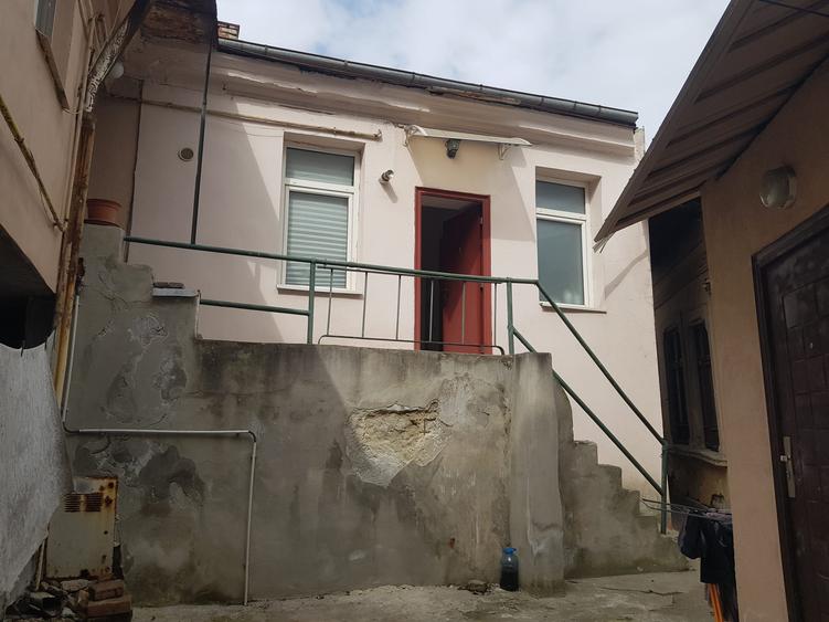 Vanzare garsoniera la curte, renovata, centrala proprie, 62.000 euro