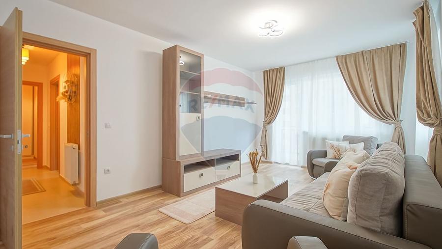Apartament cu 3 camere, prima închiriere, în zona Tractorul