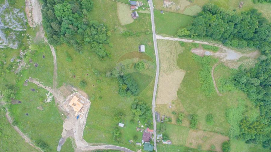 Teren2058mp Dambovicioara la poalele parcului National Piatra Craiului