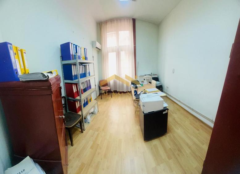 Apartament (pretabil pentru Birou ,Cabinet etc.) de vanzare in centru.