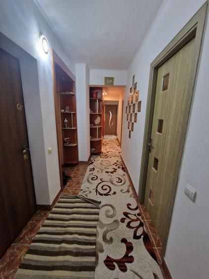 Apartament cu 3 camere decomandat, in zona Podu Ros