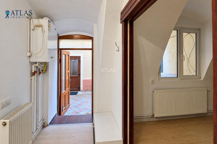 Piata Sfatului, 41 mp., ideal regim hotelier, de renovat la interior, acces usor