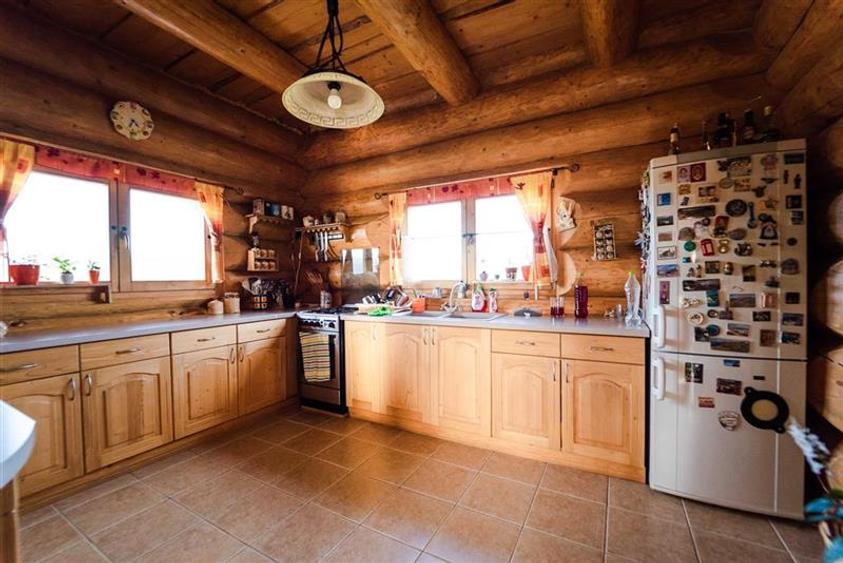 Casa din busteni cu ferma zootehnica si afacere (Tengheler, Com. Ditrau)
