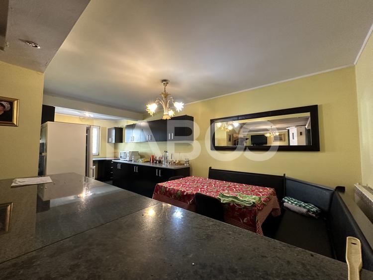 Casa familiala pentru locuit sau vacanta , spatioasa si confortabila .