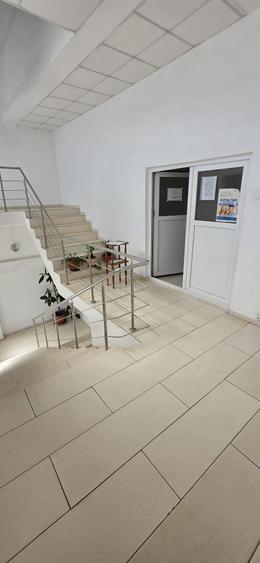Spații pentru birouri private și activități comerciale Zona Far