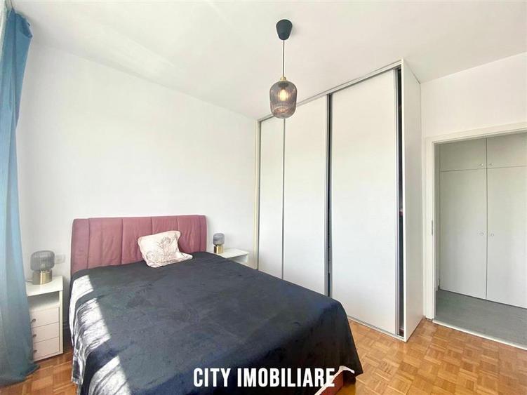 Apartament 3 camere, decomandat, parcare, Central.