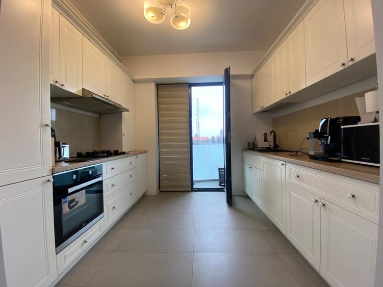 Apartament mobilat si utilat in bloc cu paza 24/7, piscina interioara si sauna