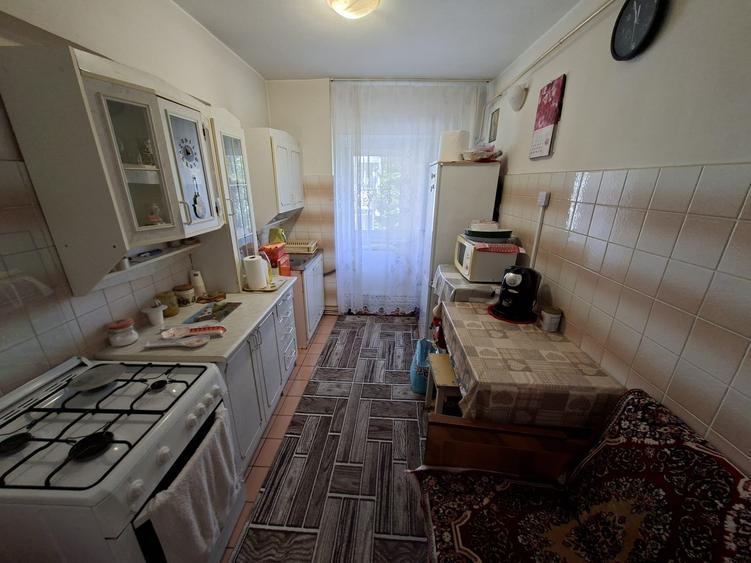 Apartament cu 3 camere, decomandat, etajul 3/8, zona Pacurari
