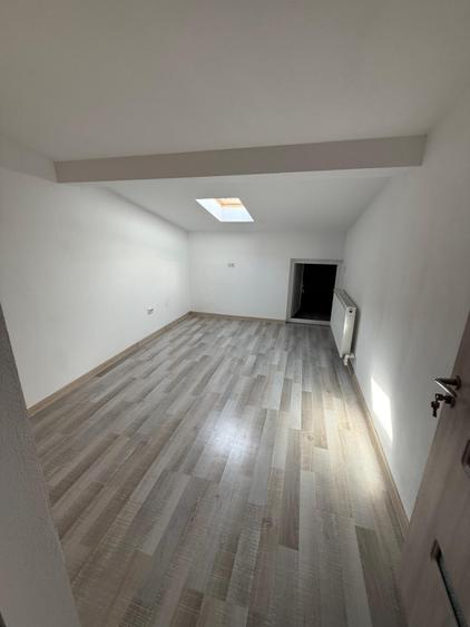 Apartament 4 camere, 100 mp (împartit în 2 ap. decomandate), zona 1 Mai