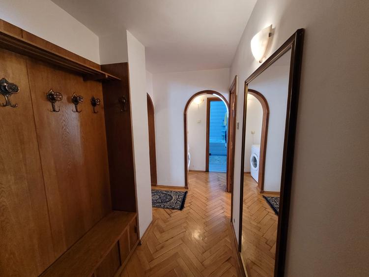 De închiriat apartament cu 4 camere