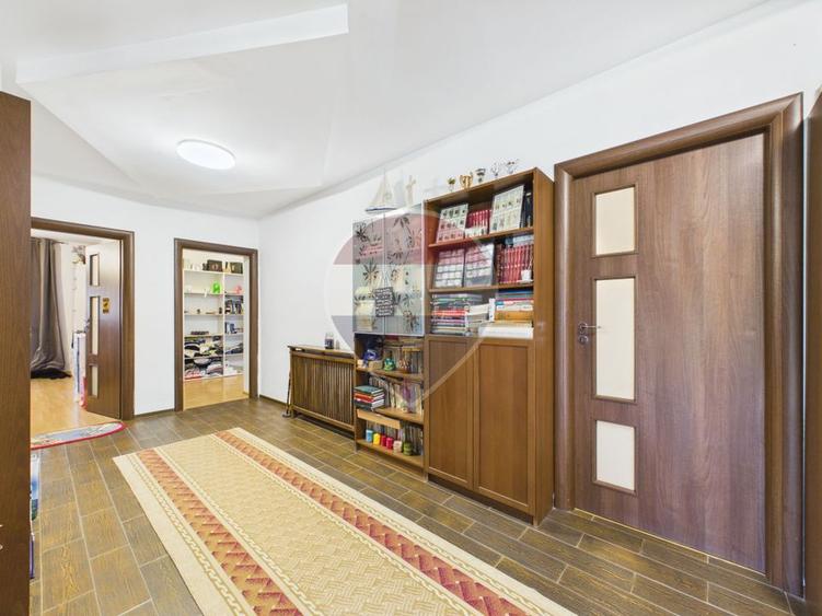 Vilă 10 camere + spațiu comercial | teren 1.300 mp | Otopeni 23 August