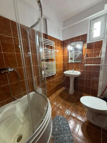Apartament 4 camere de închiriat – Strada De Mijloc, Centrul Istoric