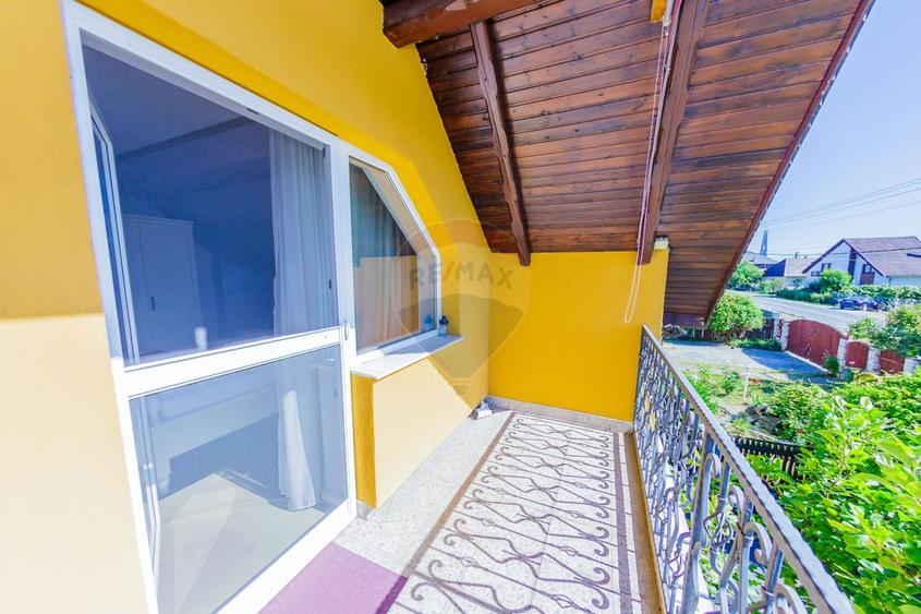 Casă cu 7 camere, 10 ari de vânzare la drumul principal cu 2 intrari
