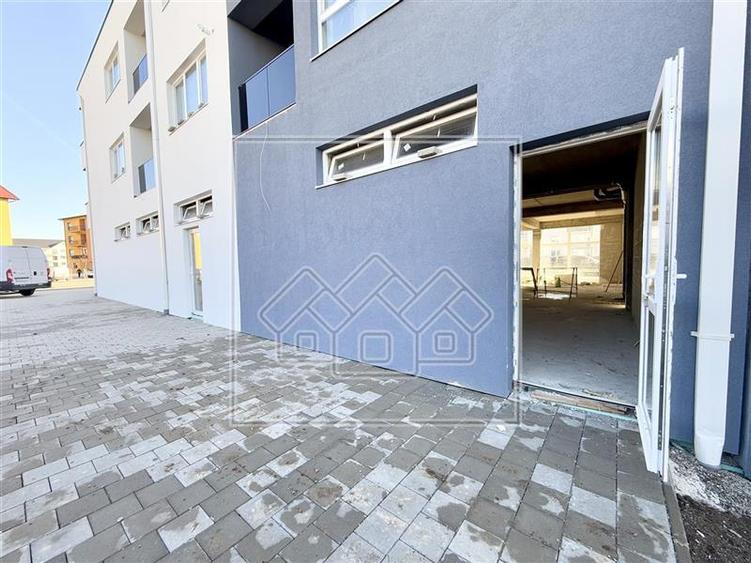 Spatiu comercial in Selimbar -120 mp-vitrina stradala,terasa-4 parcari