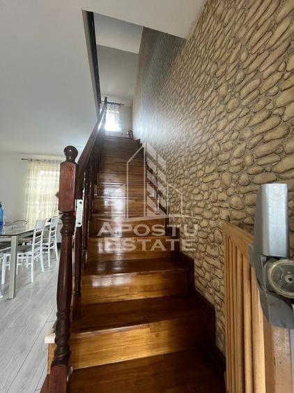 Jumatate de duplex  cu 4 camere si 2 bai, decomandat situat in Utvin