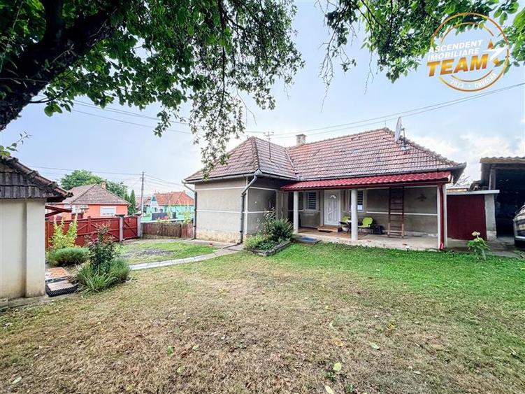 Casa cu teren generos de 1.315 mp, bucatarie de vara complet renovata si acces d