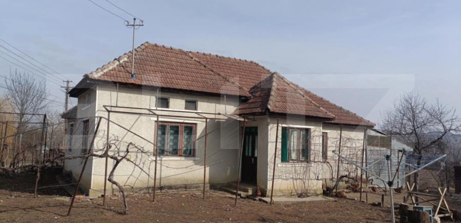 Casa cu 3 camere, bucatarie si baie, 105 mp și un teren de 1900 mp