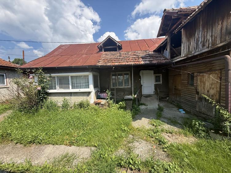 Casă + anexă și teren intravilan 813 mp cu toate utilitățile !